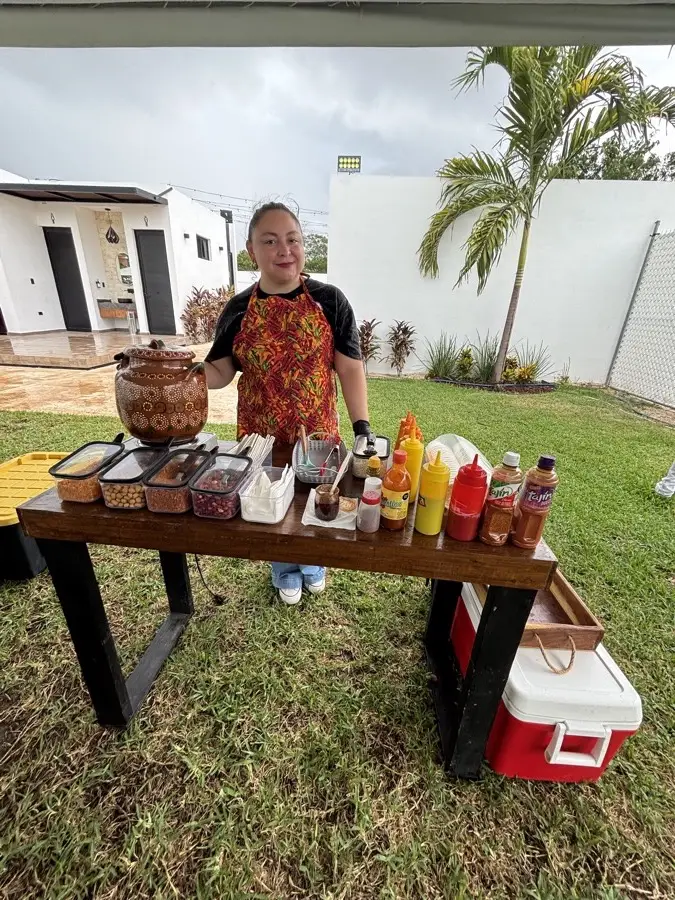 Puesto de esquites montado en un evento en Mérida, con la mesa de toppings lista