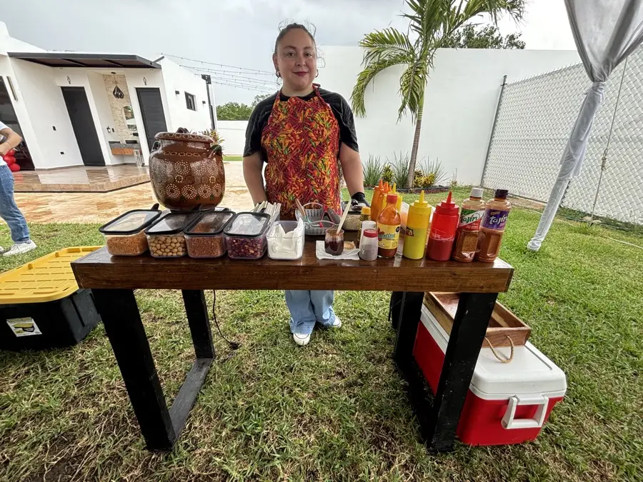 Servicio de esquites para fiestas: puesto completo instalado en el jardín de un evento