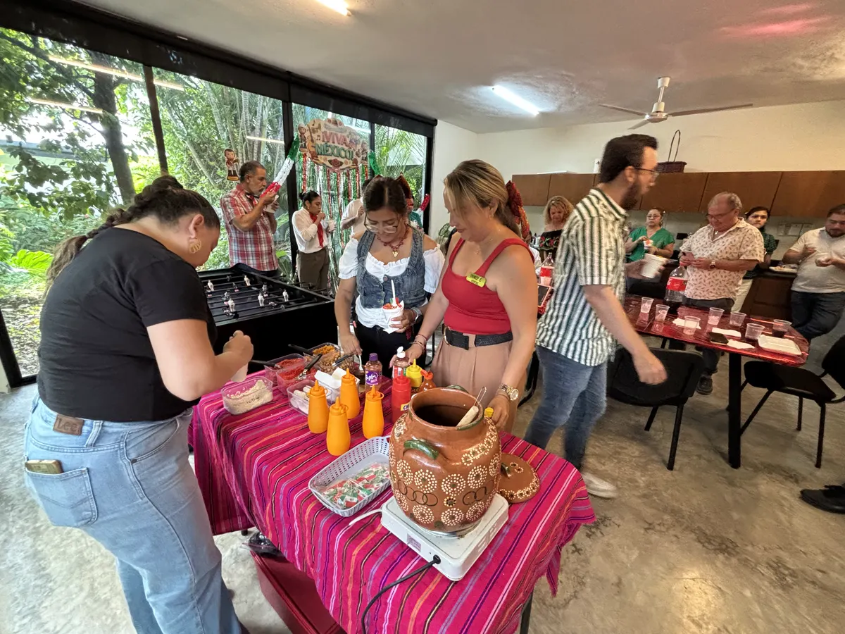 Invitados haciendo fila en el puesto de esquites durante una fiesta del 15 de septiembre